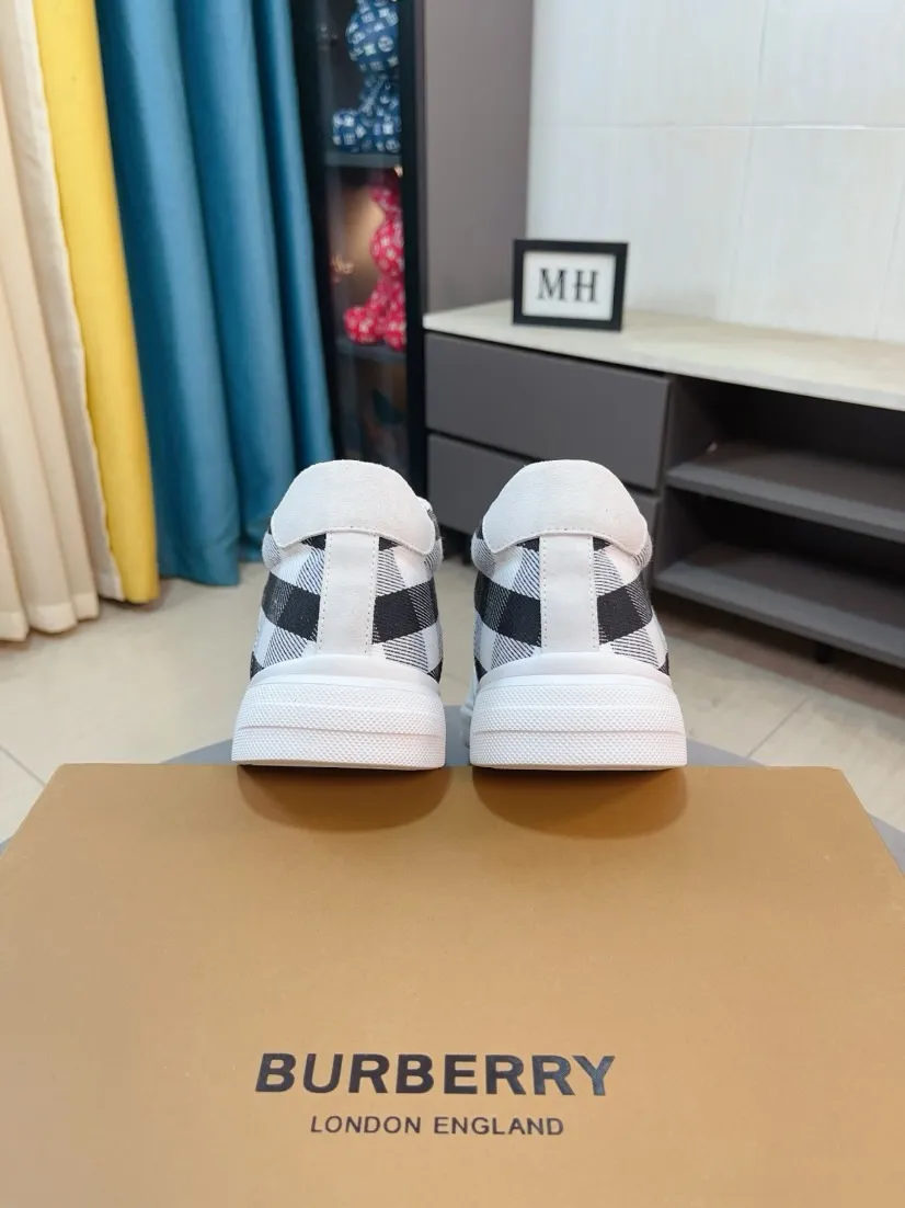 Ex-factory price 420🌹🌹"burberry" Burberry high-top original brand imported from Italy, selected cowhide with electric embroidered logo➕Genuine leather lining, breathable and comfortable (refuses to discolor and grind feet) Sole: non-slip rubber outsole, original quality, super comfortable Korean style shoes🏃 Men's shoe size: 38-44,